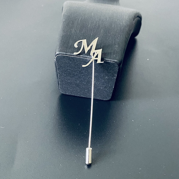 Épingle à revers avec initiales