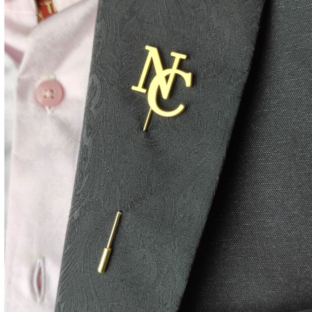 Épingle à revers avec initiales