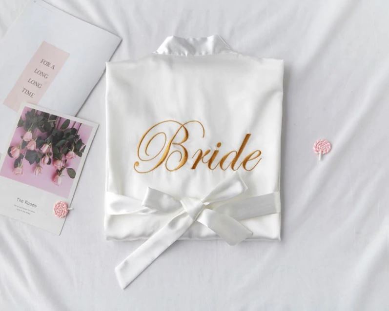 Robe de mariée et demoiselle d'honneur